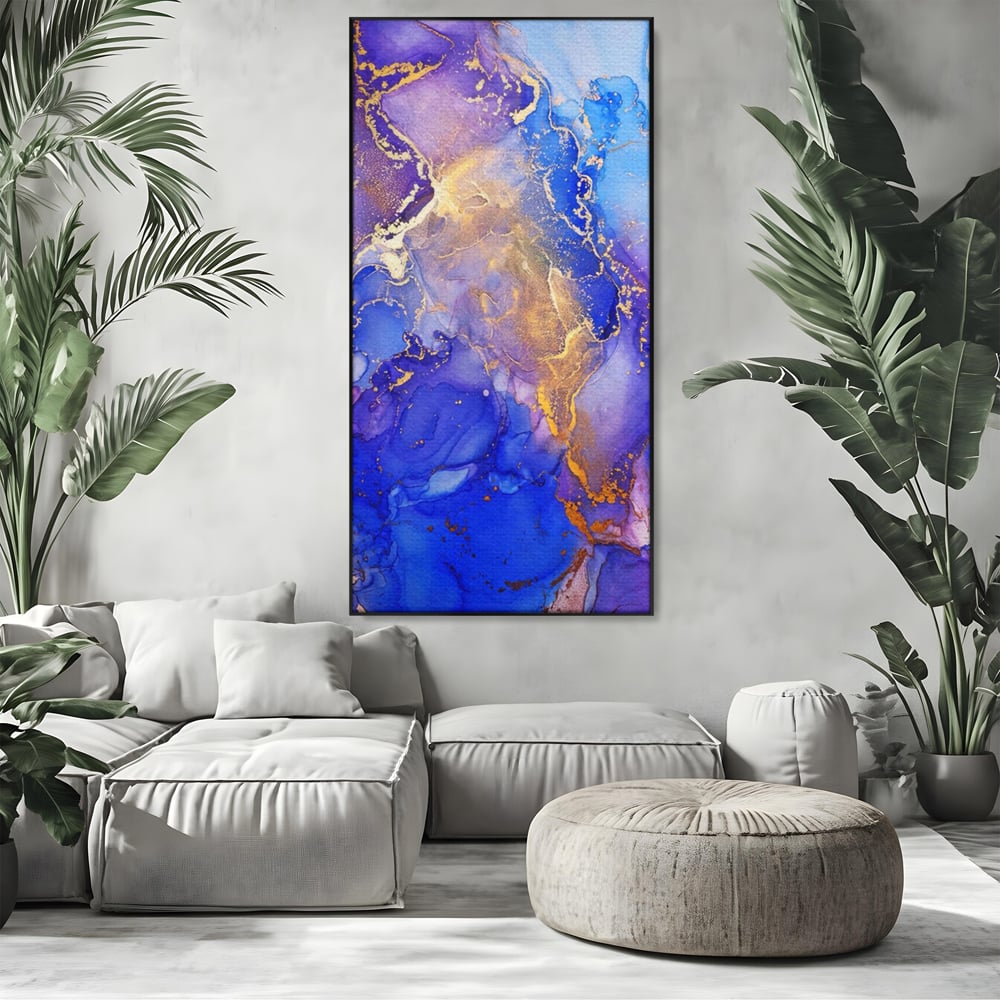 Tablou canvas cu pictura abstracta cu efect de marmura, in rama de aluminiu negru, pe perete intr-un living
